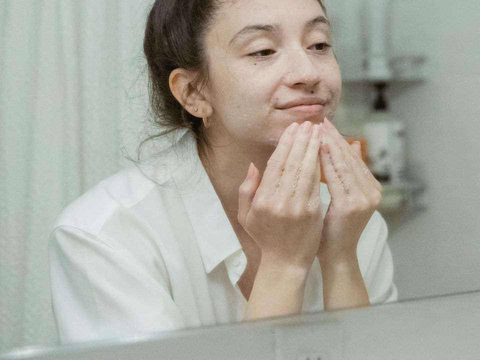 П'ять засобів для шкіри обличчя, якими потрібно користуватися щодня. Поради дерматологів.