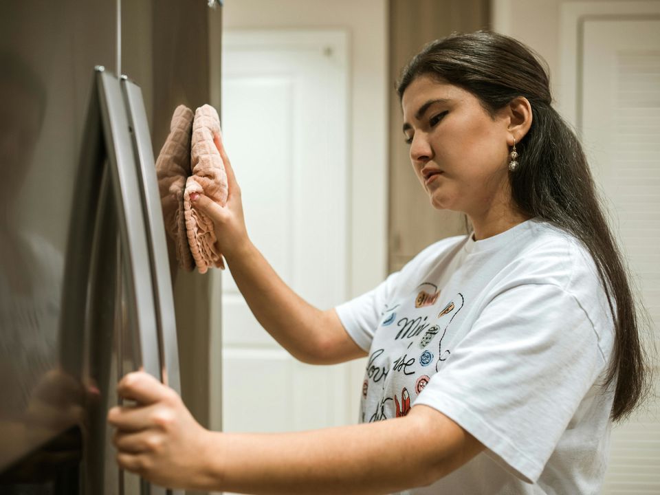 Ці домашні засоби ідеально очистять полиці холодильника від подряпин і конденсату. Для тих, хто цінує свій час та чистоту кухні.