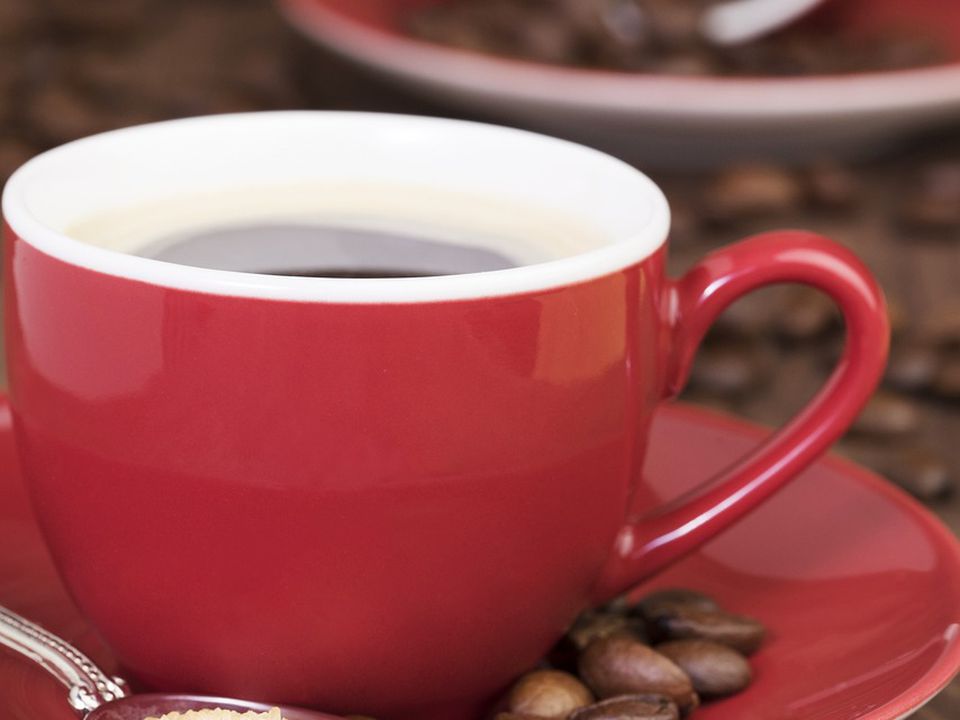 Який кофеїн шкідливіший — з чаю чи з кави: вчені дали однозначну відповідь. Експерти також розповіли, чому не варто пити вчорашній чай.