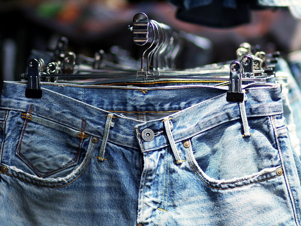Секрети довговічності: як правильно доглядати за джинсами для ідеального зовнішнього вигляду. Для того, щоб ваші джинси радували вас довго своїм зовнішнім виглядом та формою, їм потрібен правильний та дбайливий догляд.