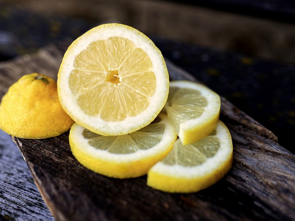Як можна використовувати в кулінарії лимони: не всі господині знають. Лимони мають яскраві смакові якості, тому професійні кухарі часто використовують їх на кухні.
