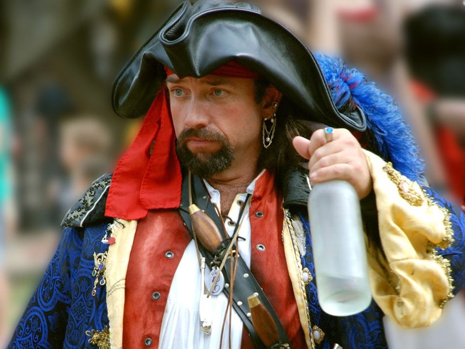 "Не просто для краси": А ви знали, що пірати носили сережки у вухах через потребу. Сережки у вухах пірати носили масово.