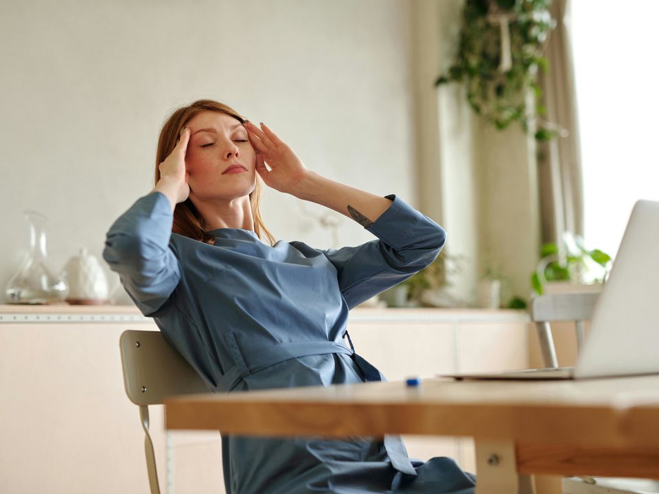 Парфуми та головний біль: у чому причина дискомфорту. Чому від парфумів болить голова.