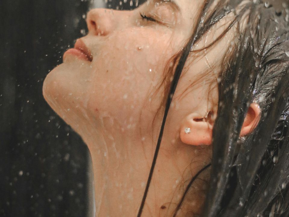 Як приймати душ влітку так, щоб уникнути додаткового потовиділення. Любителі водних процедур ризикують пересушити шкіру.