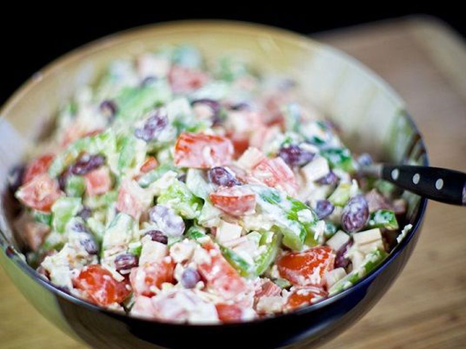 «Олів'є для лінивих»: як за 5 хвилин приготувати смачний салат «Ласун». Хороша новина для тих любителів олів'є, які мають мало вільного часу: є не менш смачний салат, приготування якого займає максимум п'ять хвилин.