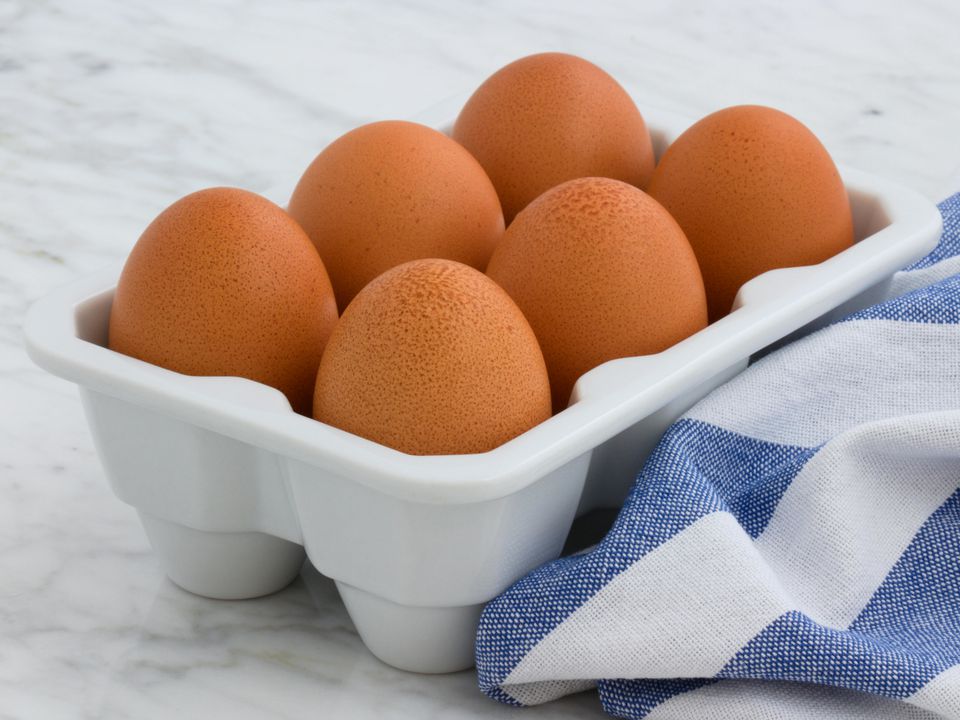 Чому не можна розбивати яйця ножем або ложкою: запам'ятайте цей важливий кулінарний трюк. Цю помилку на кухні припускає кожна друга господиня.