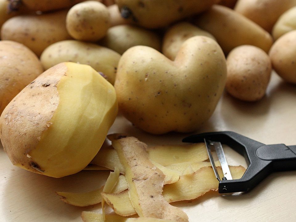 Де і як у побуті використовувати картопляну шкірку: про що не знають господині. Які лайфхаки з картопляною шкіркою варто знати.