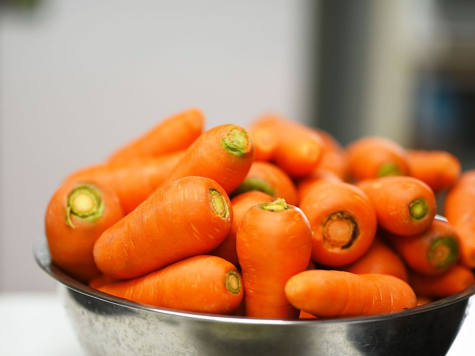 Що станеться, якщо з'їсти забагато моркви: помаранчева шкіра — не міф. Застереження дієтологів.