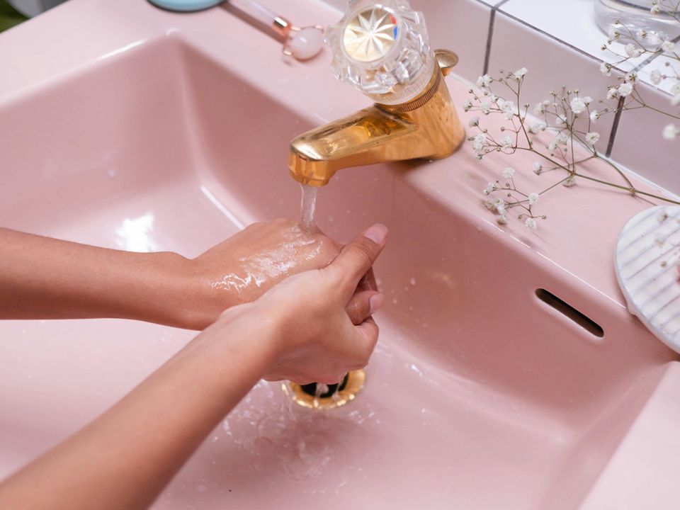 Ці помилки під час миття рук роблять їх тільки бруднішими — перевірте себе. Чотири помилки, які роблять миття рук марним.