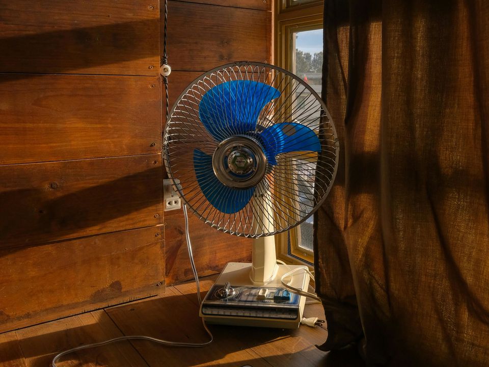 Вентилятор потрібно ставити тільки так — буде не "ганяти" повітря, а охолоджувати. Де має стояти вентилятор у спеку.