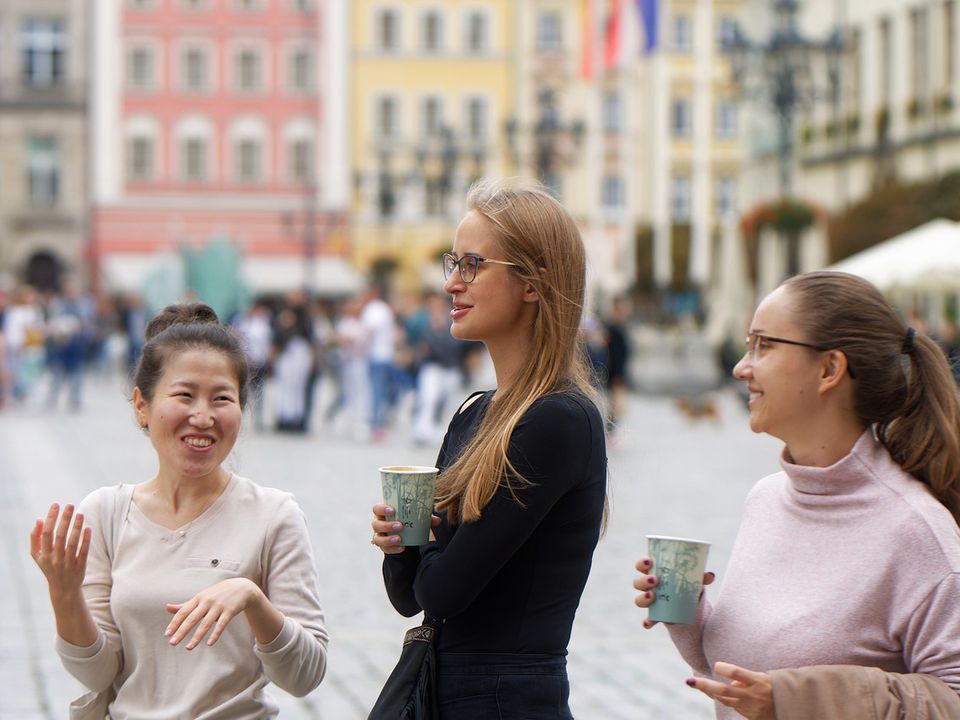 Як людина, сама того не розуміючи, шкодить собі, критикуючи інших. Що віддаєш світу – те й притягуєш у відповідь, з критикою це працює саме так.