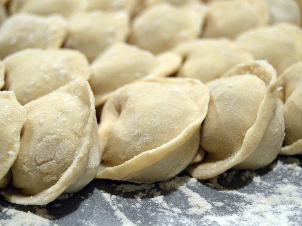Скільки та як можна зберігати пельмені домашні та куповані, зварені та сирі. Поради кулінарів.