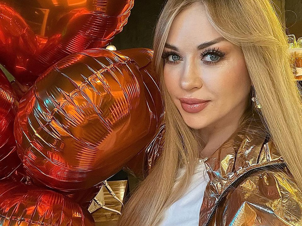 Наталія Валевська показала нового бойфренда після розлучення з чоловіком. Співачка публічно привітала обранця з ювілеєм.