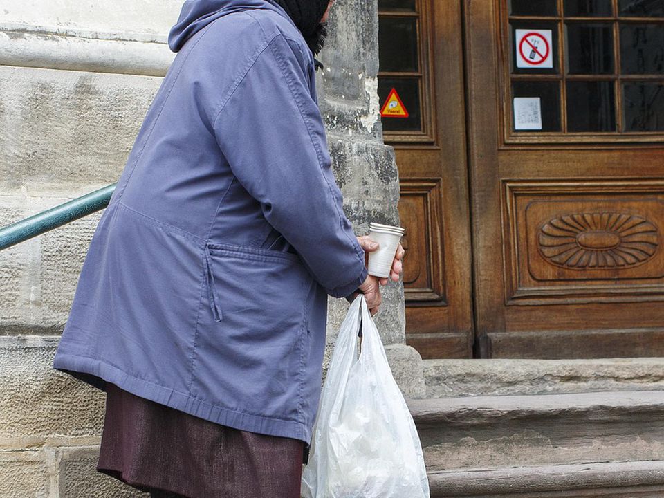"Перестав допомагати після цієї фрази": Регулярно допомагав продуктами бабусі, що просила милостиню на вулиці. Повчальна історія з неочікуваним фіналом.