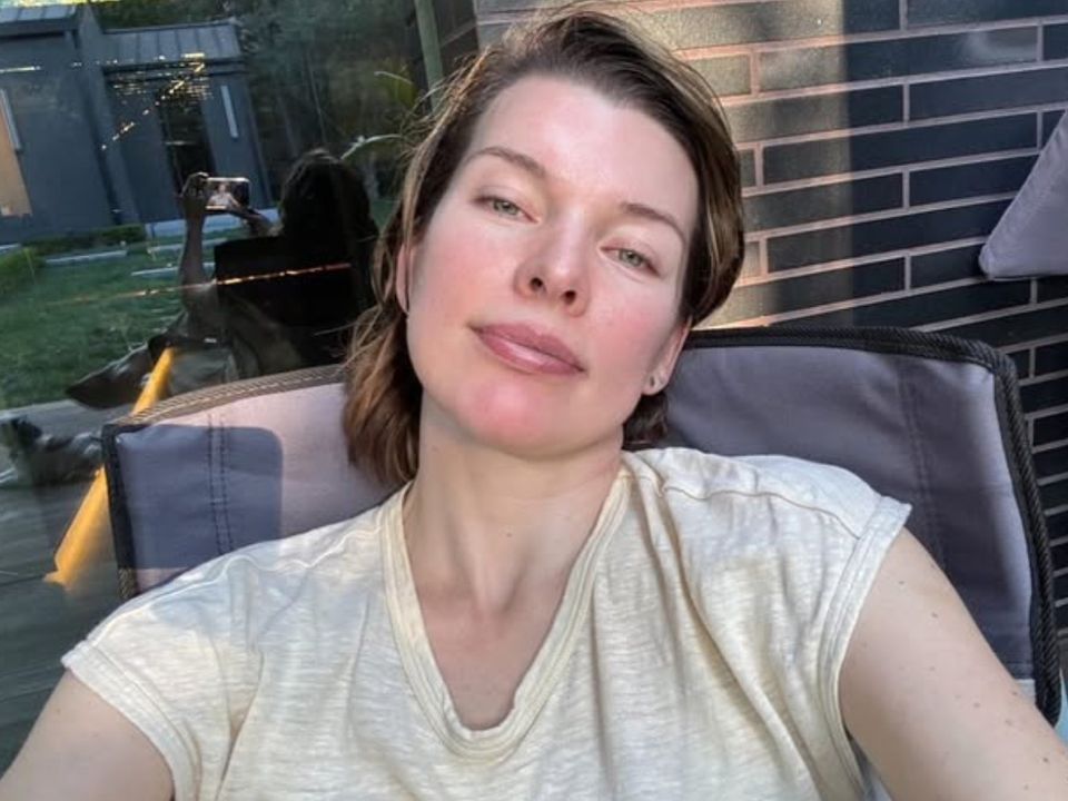 Міла Йовович показала молодшу доньку та привітала її з першим ювілеєм. Як зараз виглядає Ошин, яка 2 лютого відсвяткувала 5-річчя?