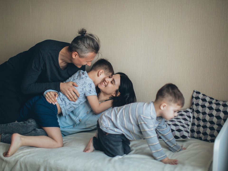 Чому в турботливих батьків виростають невдячні діти: мудра цитата, яка багато пояснює. Цинічно — так, але в ній є правда, над якою можна замислитися!