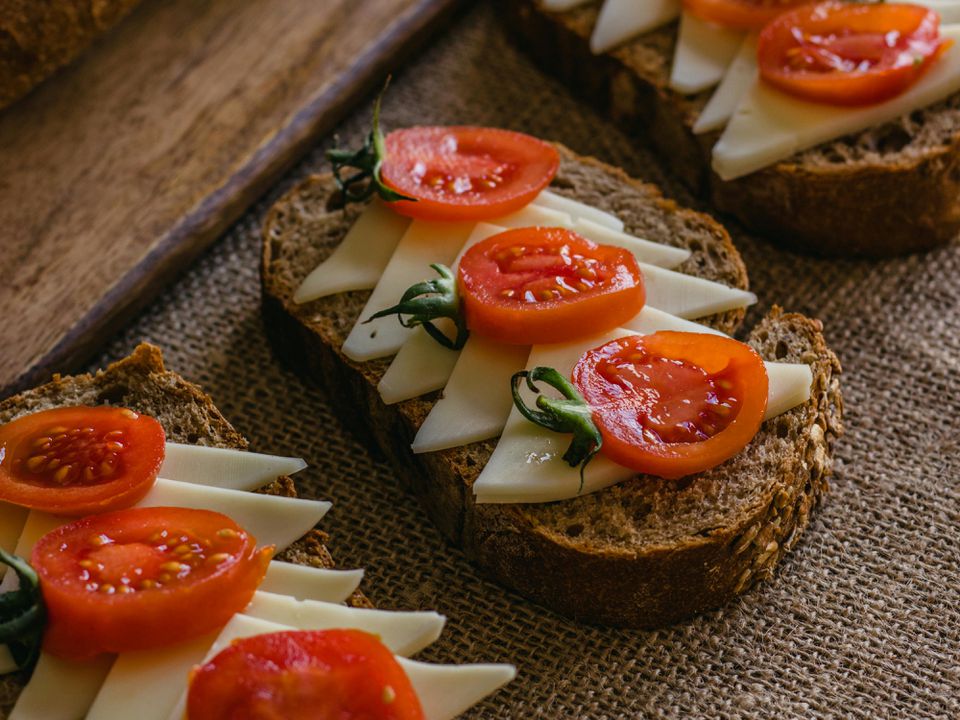 Деякі корисні продукти, які псують ваш сон: якої їжі слід уникати ввечері. Не варто їсти їх у другій половині дня, це шкідливо для здоров'я.