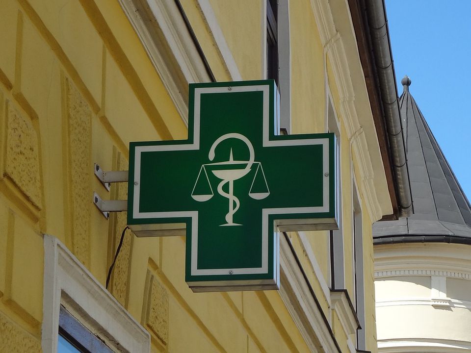 "Чому саме змія?": Таємниця змії на аптечній емблемі. Символ аптечної емблеми.