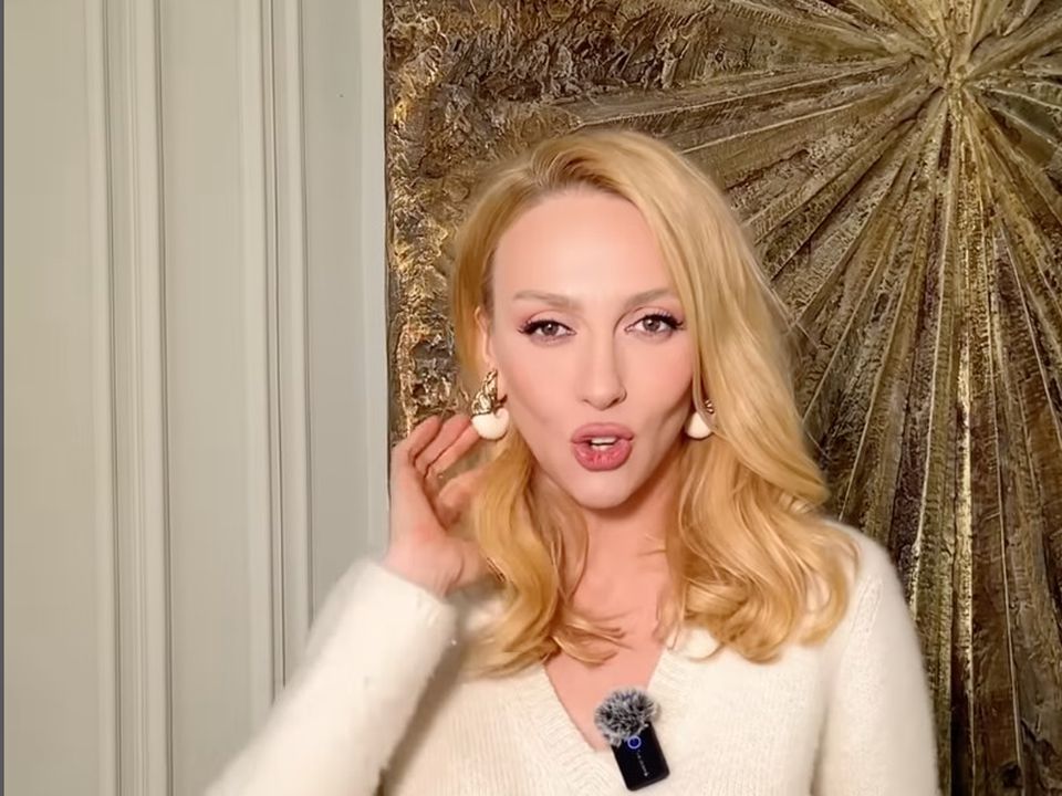 Оля Полякова потрапила в аварію перед Каннським кінофестивалем та вийшла на червону доріжку з розбитим носом. Співачка сховала травму за допомогою тонального крему.