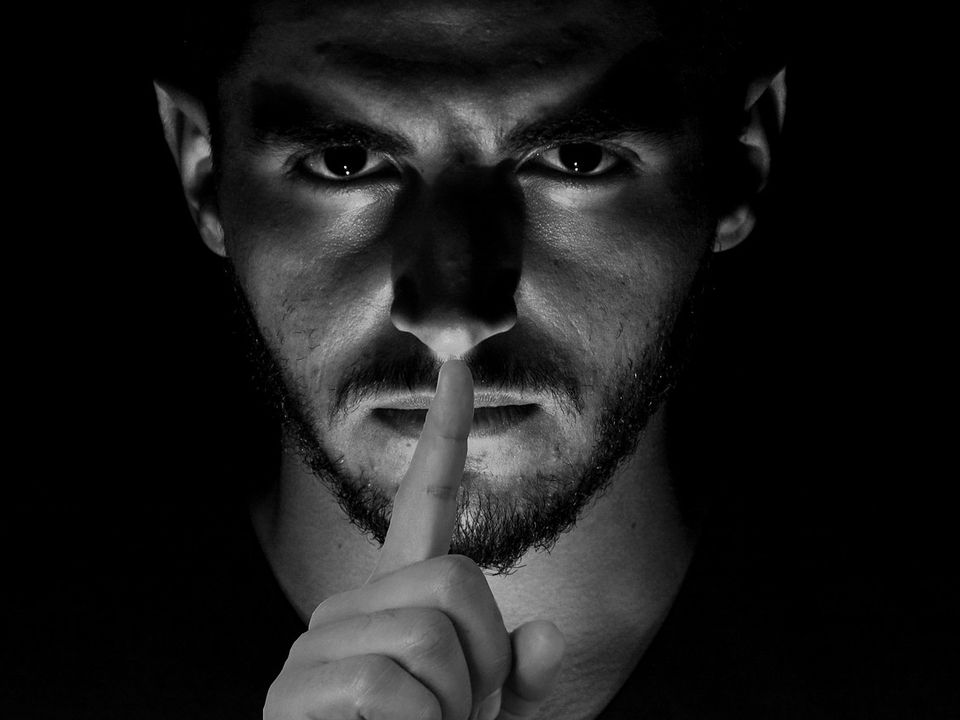 Ігнорування: катування мовчанням. Як жити поруч з мовчуном?. Як взаємодіяти з людиною, яка використовує мовчання як метод, що дозволяє отримати своє?