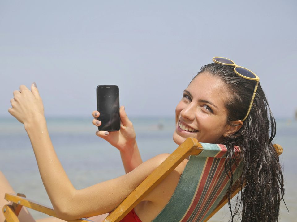 Смартфон і спека: як захистити телефон від перегріву на пляжі. Небезпека перегріву смартфонів на сонці.