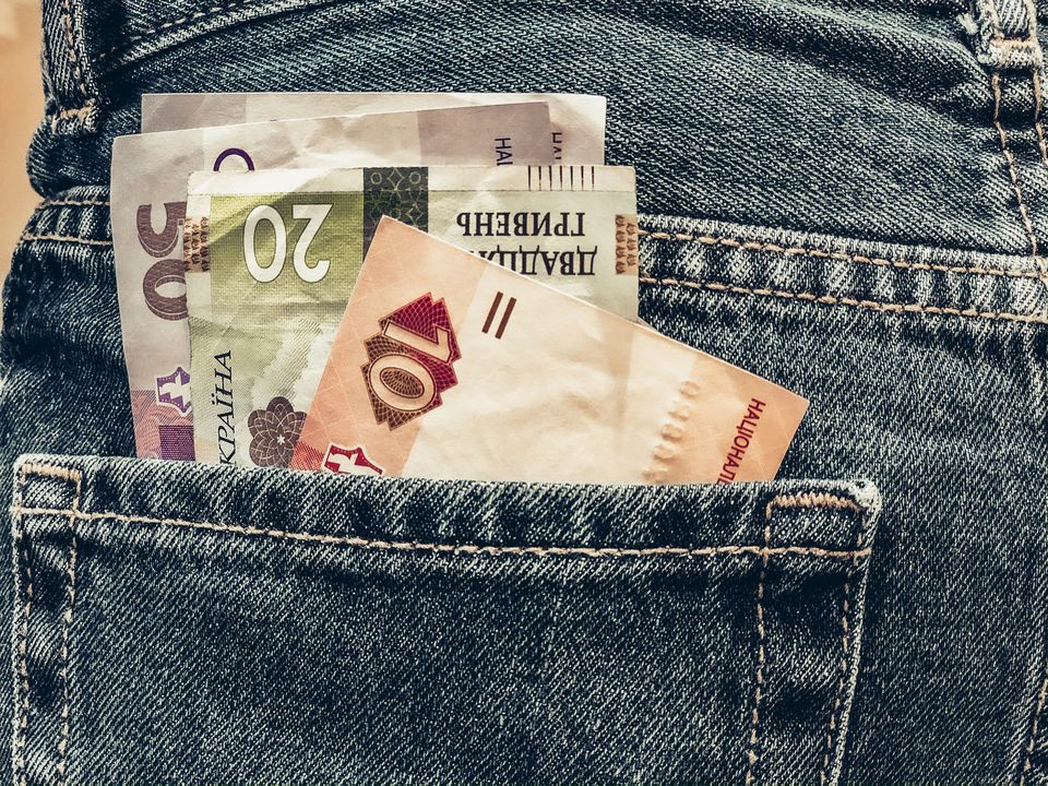 Не даю в борг навіть рідним і друзям, але причина не в жадібності. Розповідаю свою життєву історію.