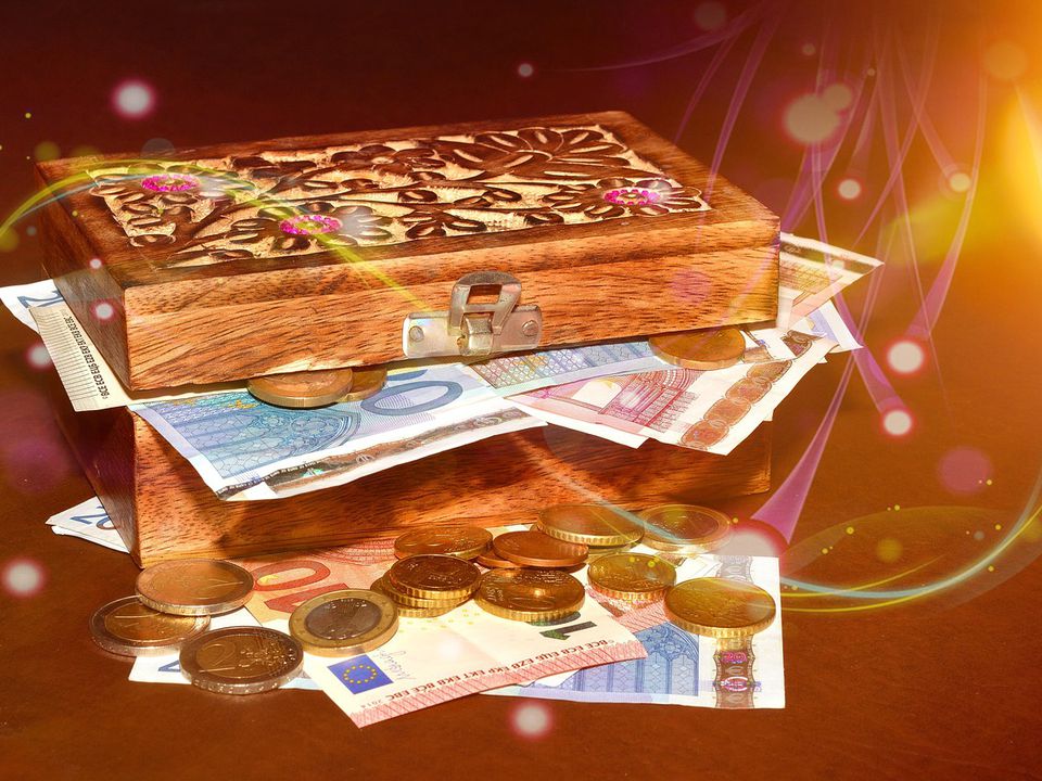 "Йога для дому": Як "зарядити" будинок на гроші. Усуньте фінансові прогалини в просторі.