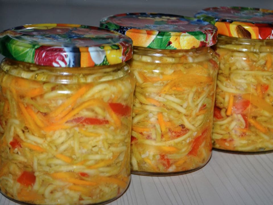 Кабачки по-корейськи на зиму. Скільки не роби, завжди мало!. Сезон закруток із кабачків на зиму триває.
