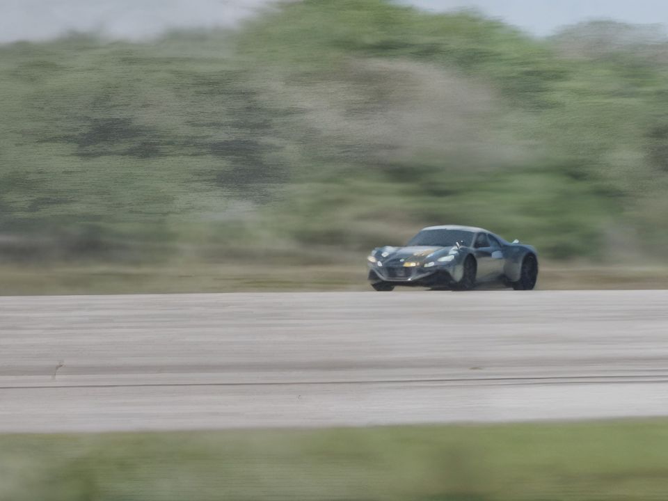 Суперкар Maserati під керуванням штучного інтелекту встановив рекорд швидкості. Автомобіль розігнався до рекордних 318 кілометрів на годину.