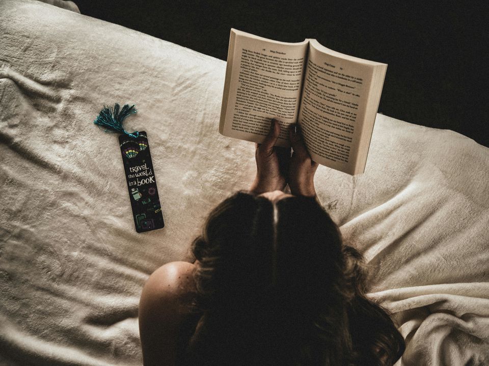 Читала ці книги до світанку. Ще главу і спати!. Сьогодні я розповім про книги, які настільки мене захопили, що я не могла відірватися від них до ранку.