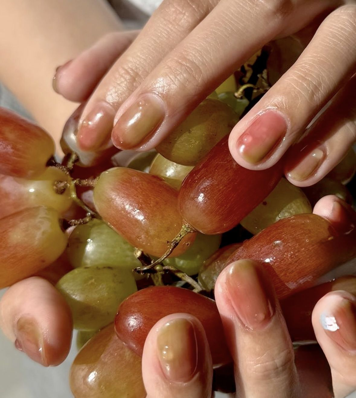 Fruit peel nails: літній манікюр з Кореї, який підніме настрій. Свіжий літній дизайн від азіатських майстрів, який варто повторити в найближчий місяць.