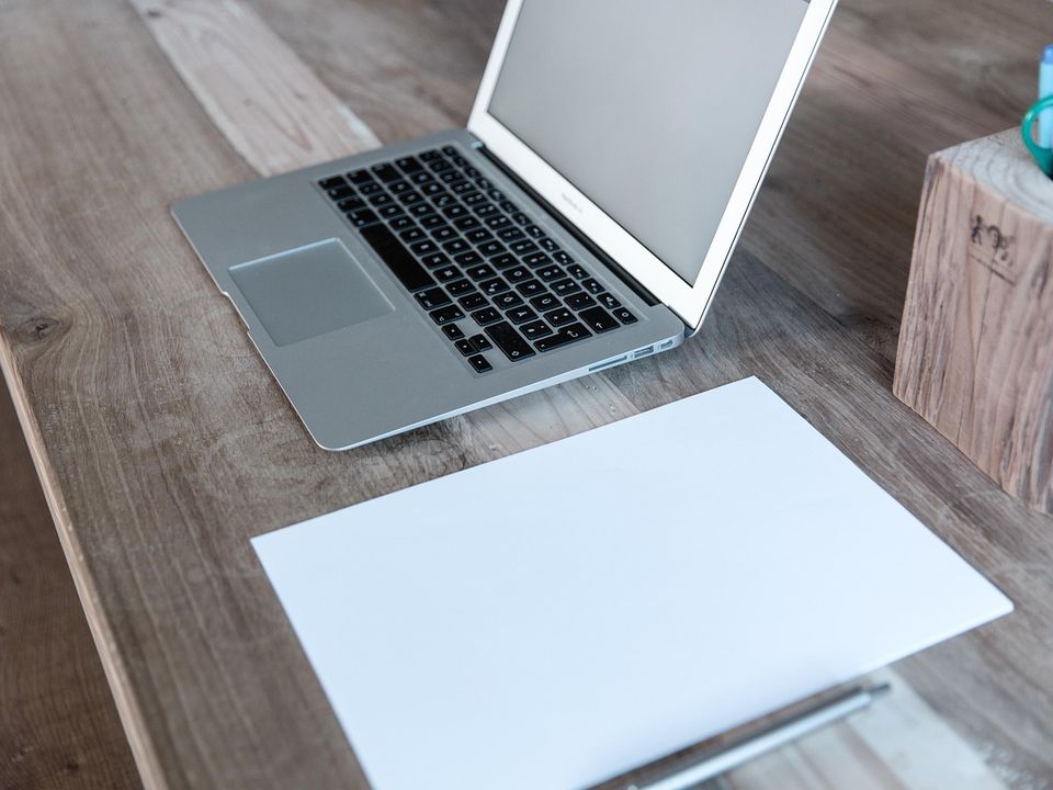 Як за допомогою аркушу паперу зламати MacBook. Не робіть так!
