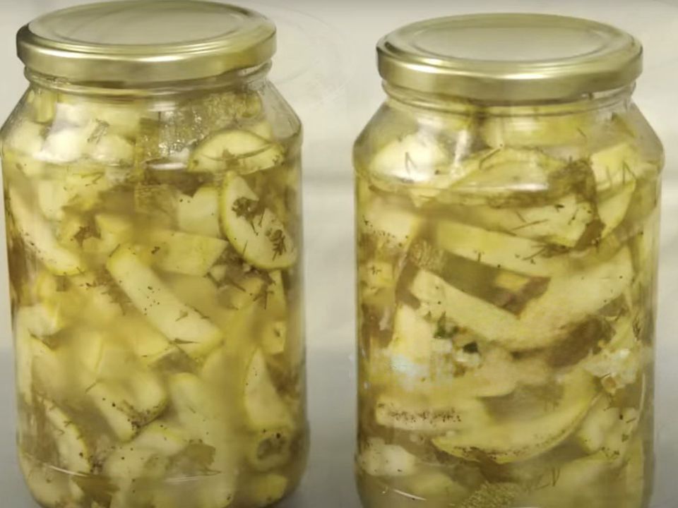Хрусткі кабачки на зиму — проста і смачна закуска. Рекомендую простий рецепт ще однієї заготовки на зиму.