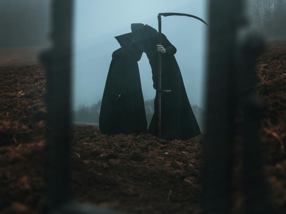 Чи важливо для померлого, що станеться з його тілом? Чи важливо як його поховали?. Кремація не приносить страждань? Чи має значення, де знаходиться урна з прахом? І як краще поводитися родичам, що залишилися, щоб полегшити життя померлого близької людини?