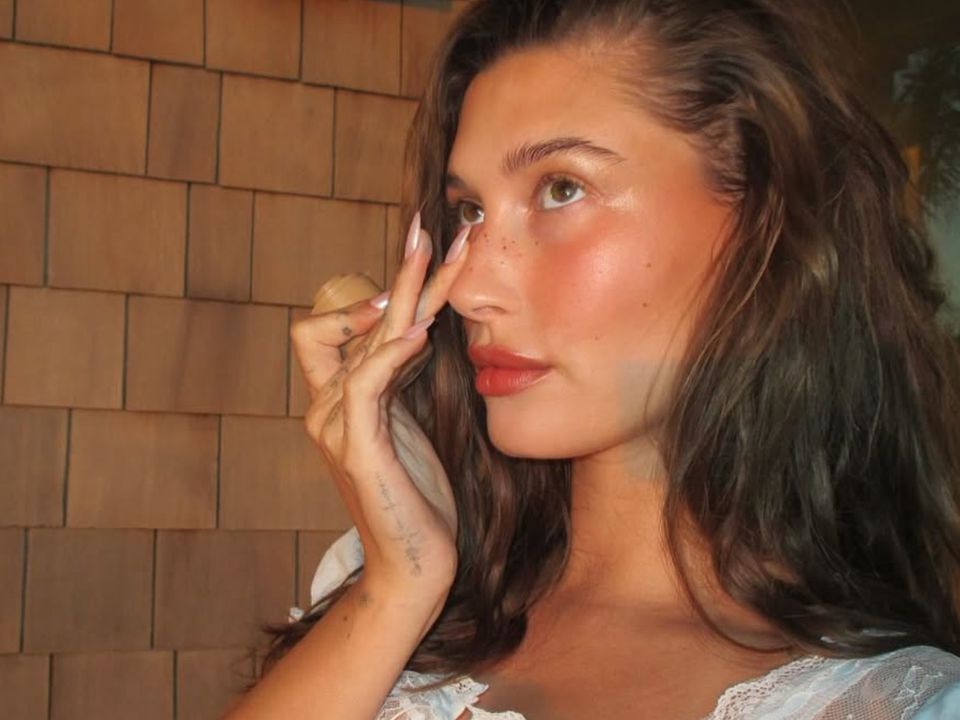 «Примарні вії» — тренд макіяжу з 90-х, на який наважаться не всі. Техніка, яку використовують головні модні інфлюенсери — від Гейлі Бібер до Кайлі Дженнер.