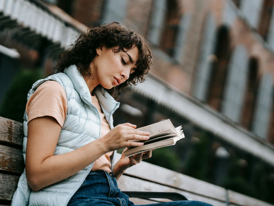 Книги з якісними любовними лініями, від яких не нудить. Я підготувала добірку, що складається з книг про кохання, в яких акцент робиться не лише на розвиток романтичних стосунків, але й на інші сюжетні лінії.