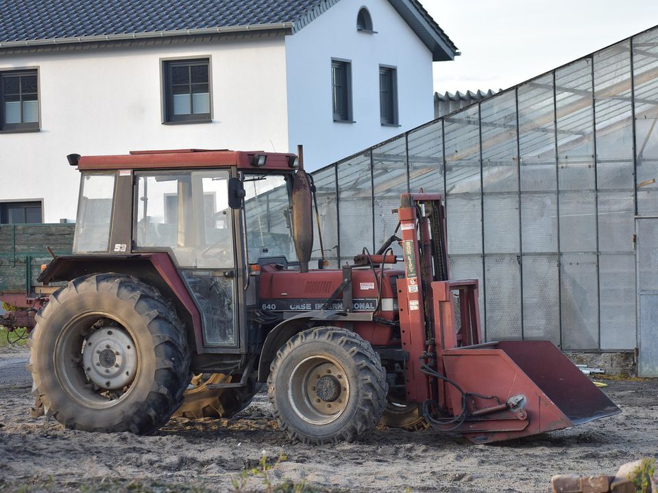 А чи знаєте ви, навіщо заливають воду в колеса тракторів?. Дивний, але дієвий прийом для сільськогосподарської техніки.