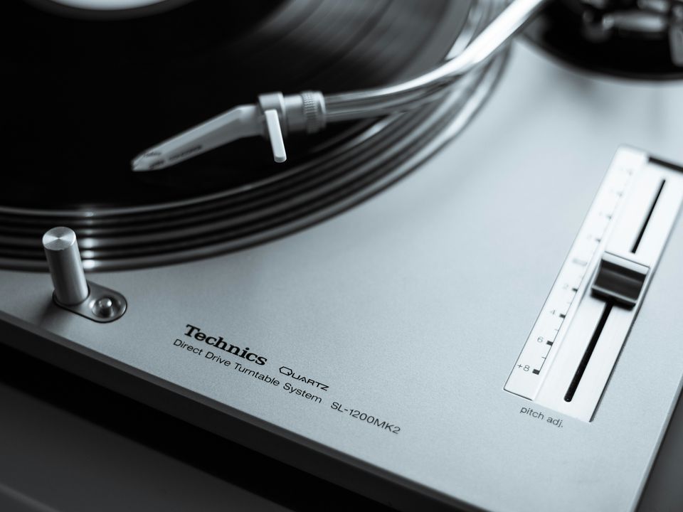 Історія стрімкого занепаду Technics, легендарного японського бренду аудіотехніки, та несподіваного відродження. Дух епохи та ключові моменти в історії Technics.