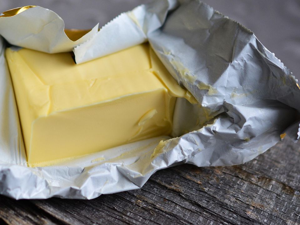 Які кулінарні лайфхаки з вершковим маслом стануть у пригоді господиням на кухні. Цей простий інгредієнт здатен не лише покращити смак страв, а й стати справжньою паличкою-виручалочкою на кухні.