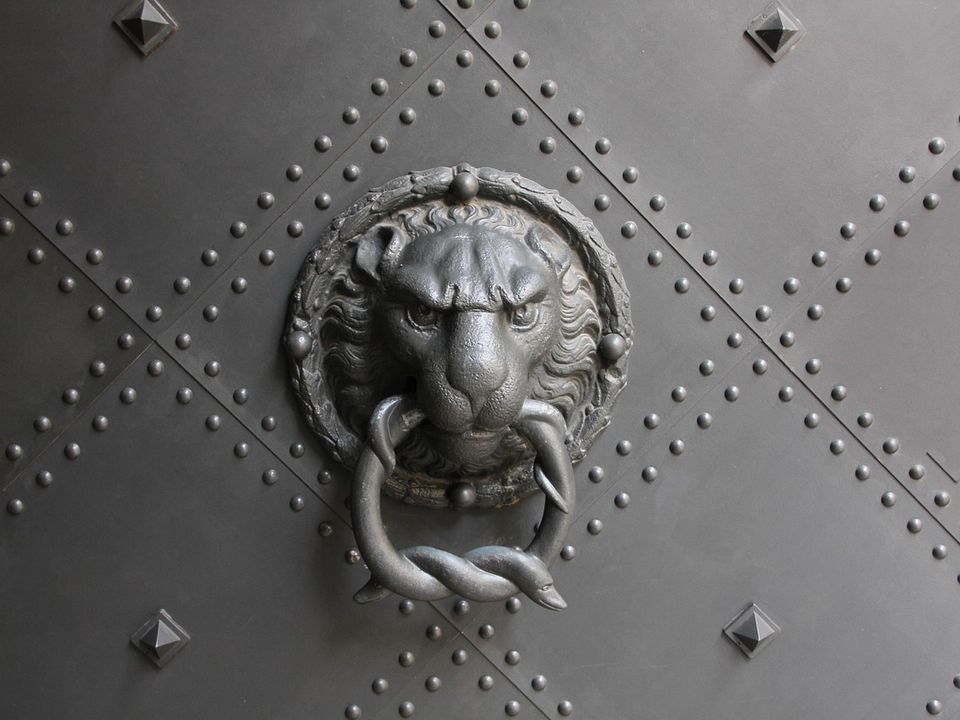 Що робити, коли на металевих вхідних дверях тече конденсат?. Причини виникнення конденсату та дієві методи вирішення проблеми.