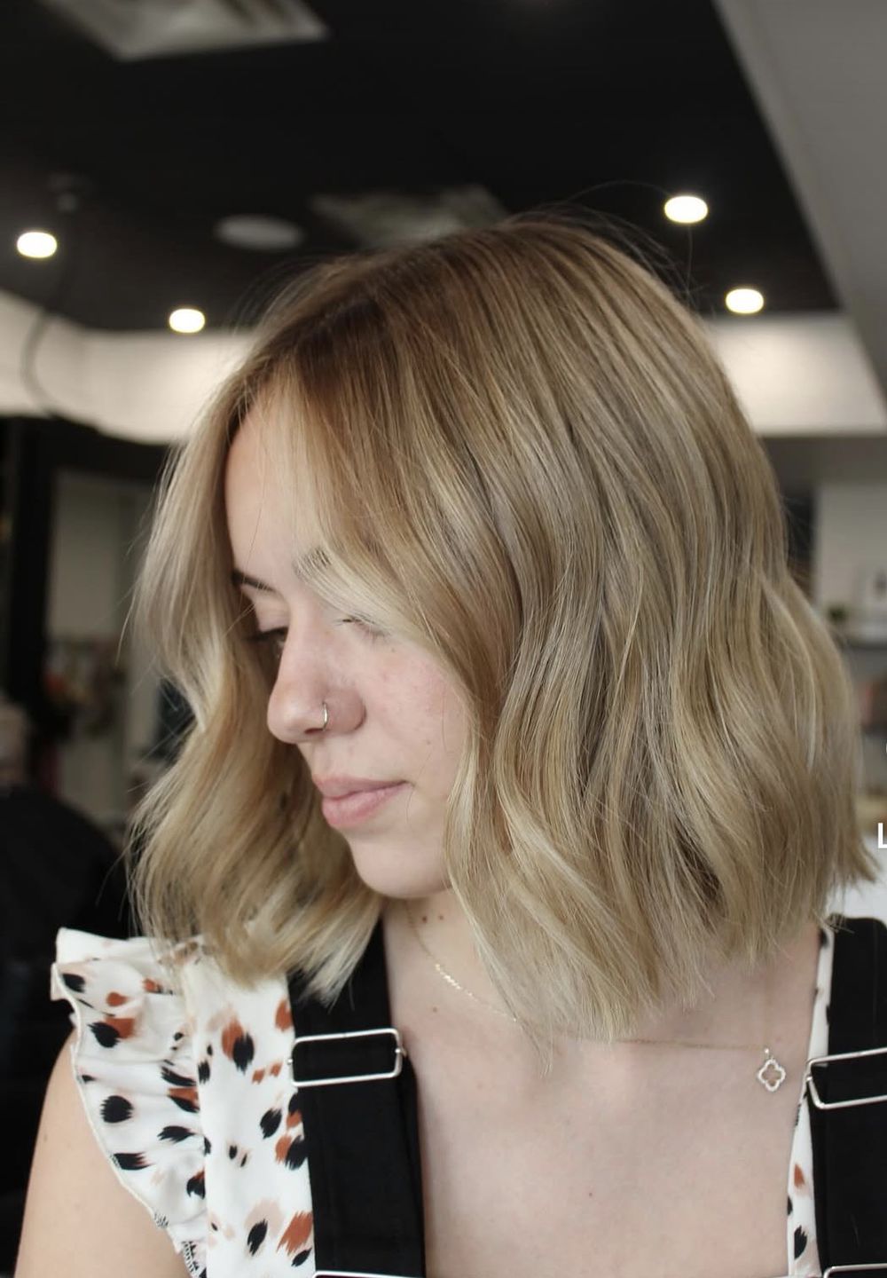 Boho Blond — головне фарбування сезону, і ось чому вам треба його повторити. Мода циклічна, і після кількох років домінування ультрахолодних відтінків у фарбуванні б'юті-індустрія робить різкий поворот до теплих кольорів.