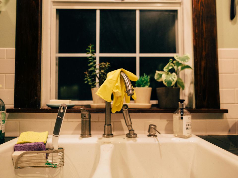 Ганчірки, що не гниють, і губки, що не псують вигляд кухні: як все розкласти з розумом. Як приборкати прибиральний інвентар.