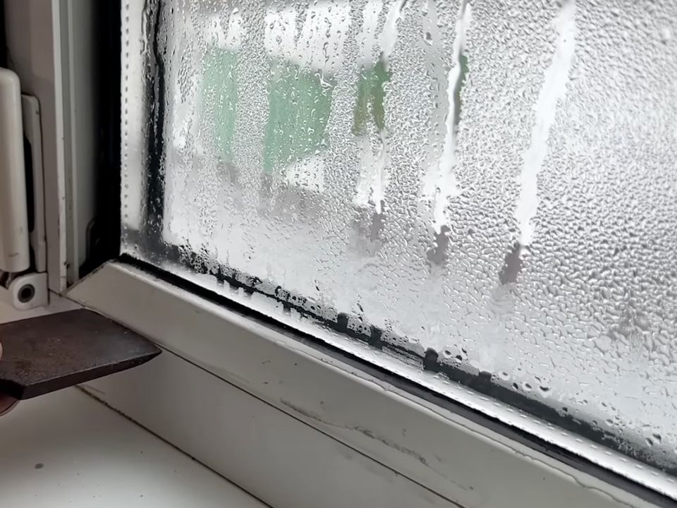 Чому плачуть пластикові вікна у квартирі восени та взимку. Чому пластикові вікна у квартирі починають текти восени та взимку, які фізичні процеси викликають це явище і як ефективно вирішити проблему.