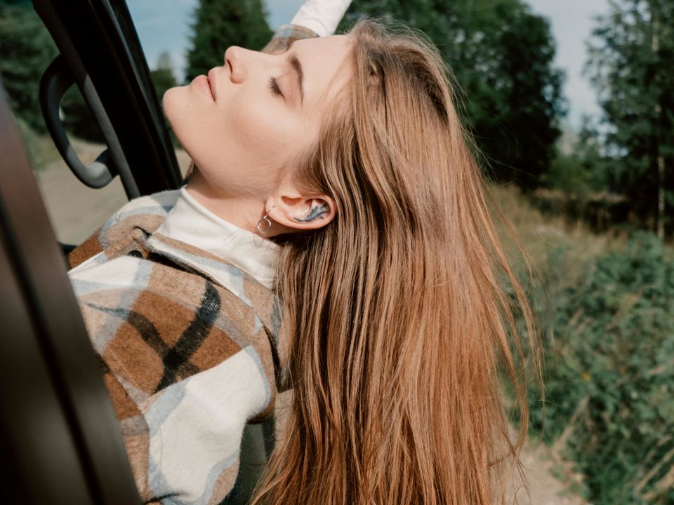 Волосся, яке швидко брудниться: як повернути відчуття свіжості й легкості, навіть без щоденного миття. Що робити, якщо волосся виглядає брудним наприкінці дня.