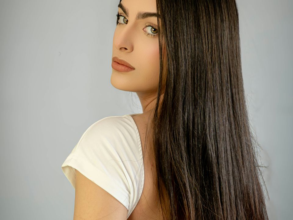 Кератинове випрямлення волосся: розповідаю про найнеоднозначнішу послугу. Дуже неуніверсальна б'юті-процедура, яка має безліч фанатів і натовпи розчарованих.