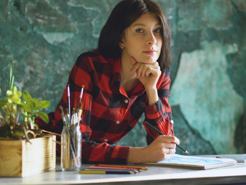 Коли дитинство без тепла: як емоційна холодність батьків робить нас дорослими, які не вміють відчувати. 6 ознак людини, яку недолюбили в дитинстві.