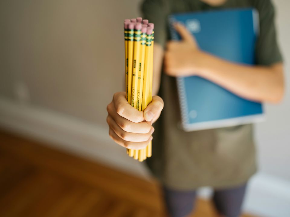 Що робити, якщо дитина гризе ручки та олівці?. Про те, як діяти, якщо в пеналі молодшокласника — самі недогризки.