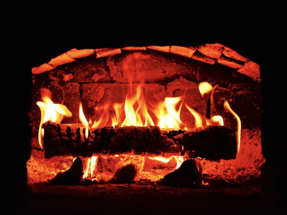 Ввечері пролунав стукіт у вікно. «Ніколи не топи ялинкою», — сказала сусідка. Застереження щодо спалювання смолистої деревини (ялинки, сосни, обрізків дощок) у печі.