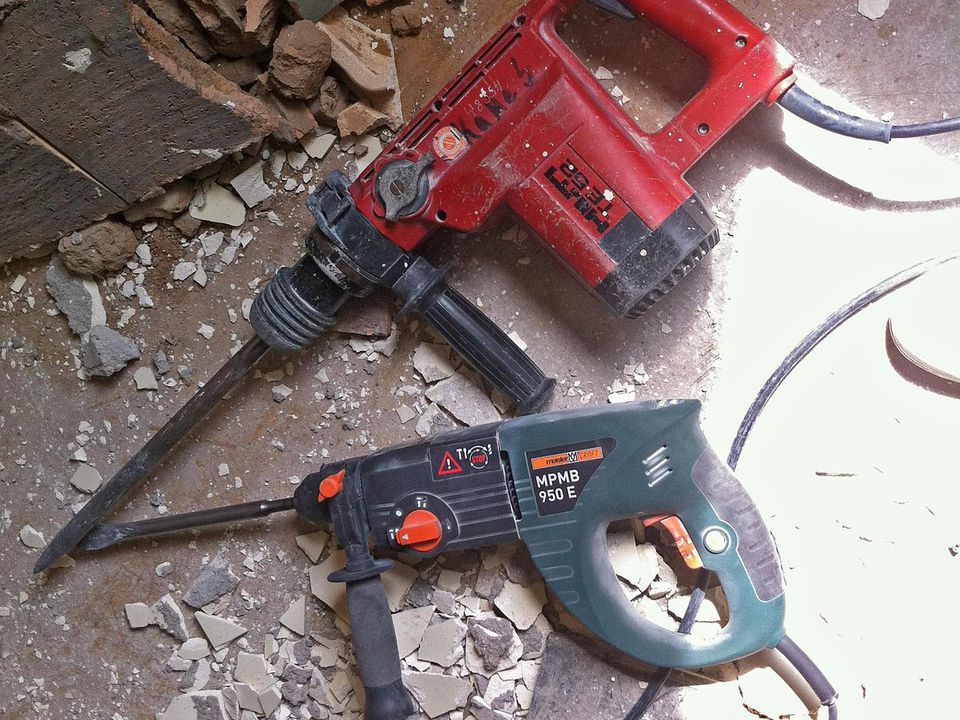 Чи потрібно змащувати перфоратор і чи допоможе це йому послугувати довше?. Поради та правильна технологія.