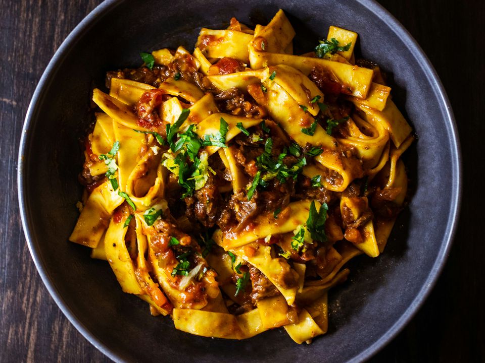 Не вішаючи локшину на вуха: як правильно обрати пасту для різних страв. Насправді форма, борошно і текстура створюють потрібний смак, а ще визначають, наскільки добре ляже соус і чи буде страва тримати форму.